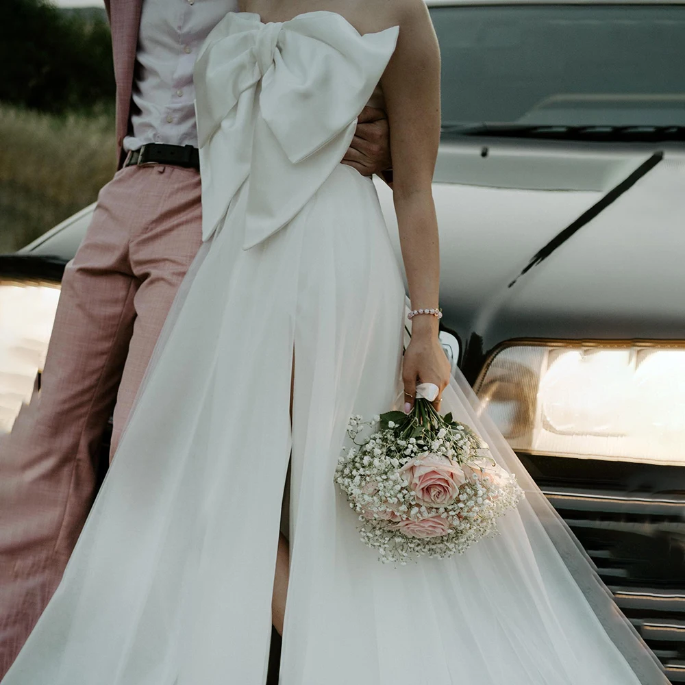 Strapless cetim grande arco simples vestidos de noiva uma linha tule alta divisão sem mangas chique elegante praia ao ar livre vestido de casamento