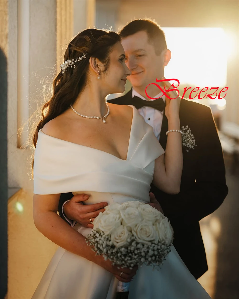 ที่กําหนดเอง Elegant สีขาวซาตินชุดแต่งงานประณีต V คอชุดเจ้าสาวปิดไหล่แขนสั้น Chapel Train ชุด