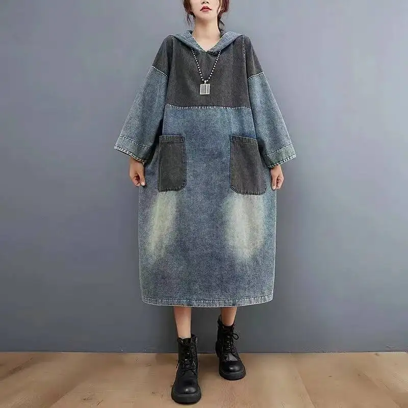 فستان بقلنسوة من قماش الدنيم المتباين على الموضة للنساء لربيع وخريف 2024 فساتين رعاة البقر البيضاء كبيرة الحجم فضفاضة بأكمام طويلة