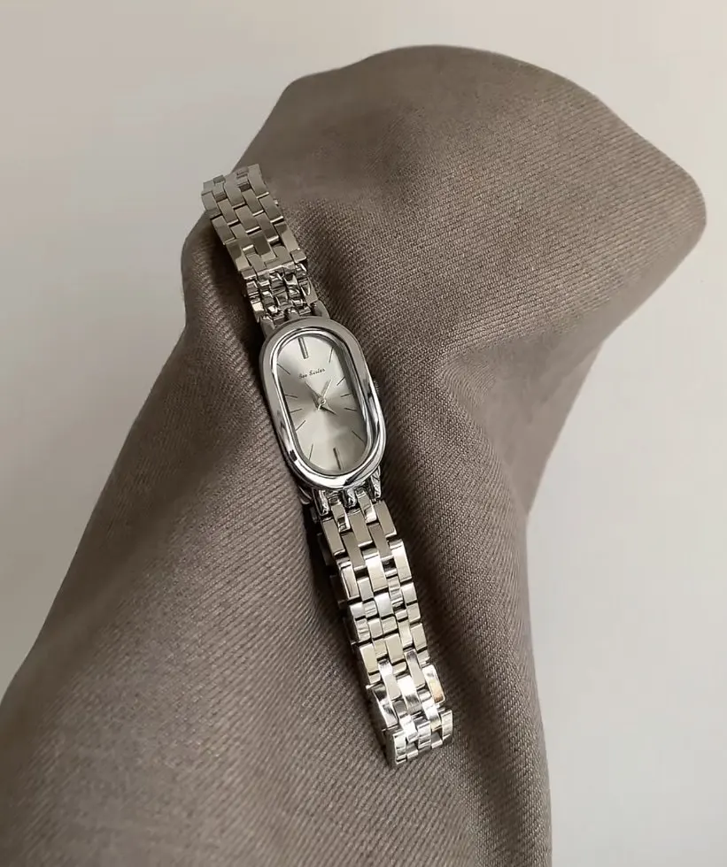 Vintage Silver Oval Elegant And Stylish Minimalist Metal Strap Quartz Watch For Women; A High-End Luxury Ladies' Wristwatch.