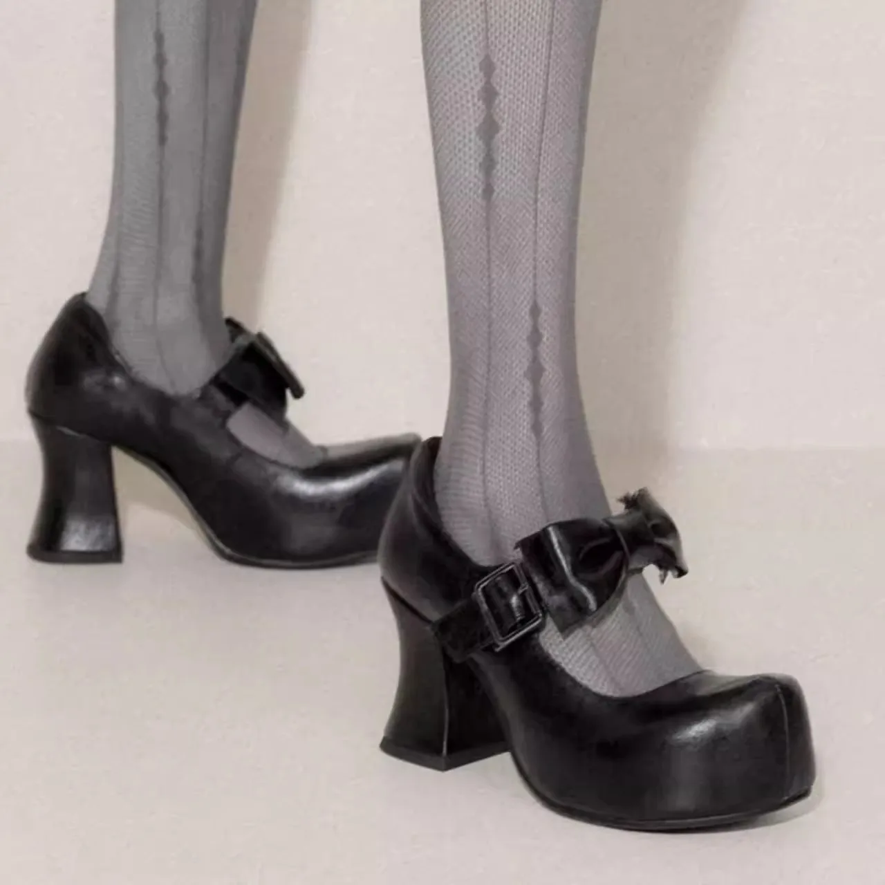 Zapatos de tacón elegantes con plataforma de cuero negro para mujer con detalle de nudo de lazo decorativo y tacón grueso Ideal para la moda de inspiración vintage