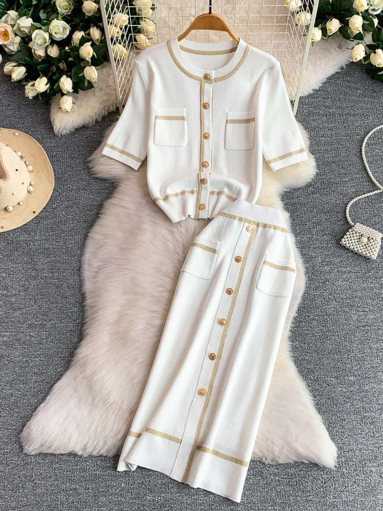 

Элегантный вязаный комплект из двух предметов в стиле «Маленький аромат»: женский летний топ с круглым вырезом и металлической пряжкой, утягивающий фигуру, и юбка-полусолнце с высокой талией