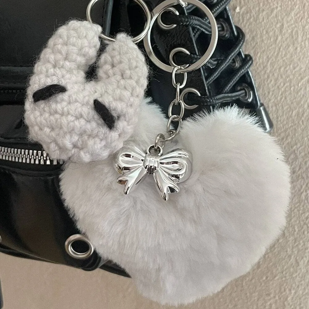Nuevo llavero con lazo plateado estilo Y2K, delicado colgante para mochila, corazón hinchado blanco y negro, colgante de corazón peludo, decoración para bolso