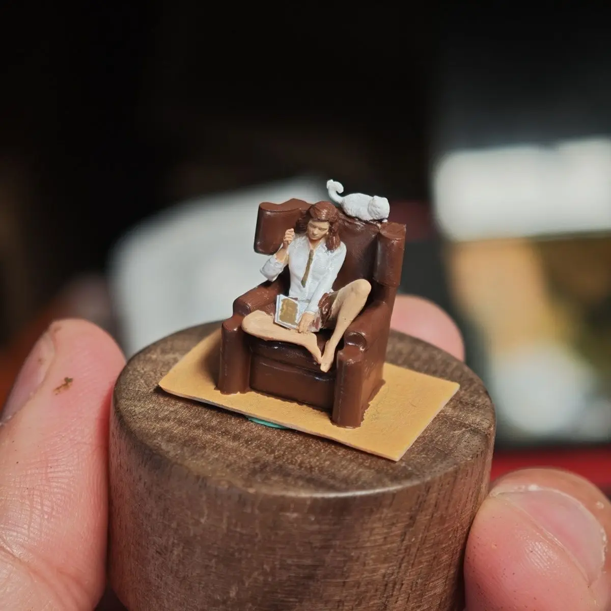 1/64 Statico in miniatura fai da te figurine in resina dipinta a mano divano ragazza modello Diorama