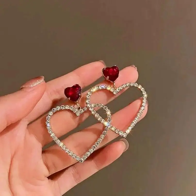 مجموعة كريستال كورية بإبرة فضية عيار 925 أقراط حب ماسية مع أقراط بتصميم أنيق أقراط عصرية جريئة ومبتكرة