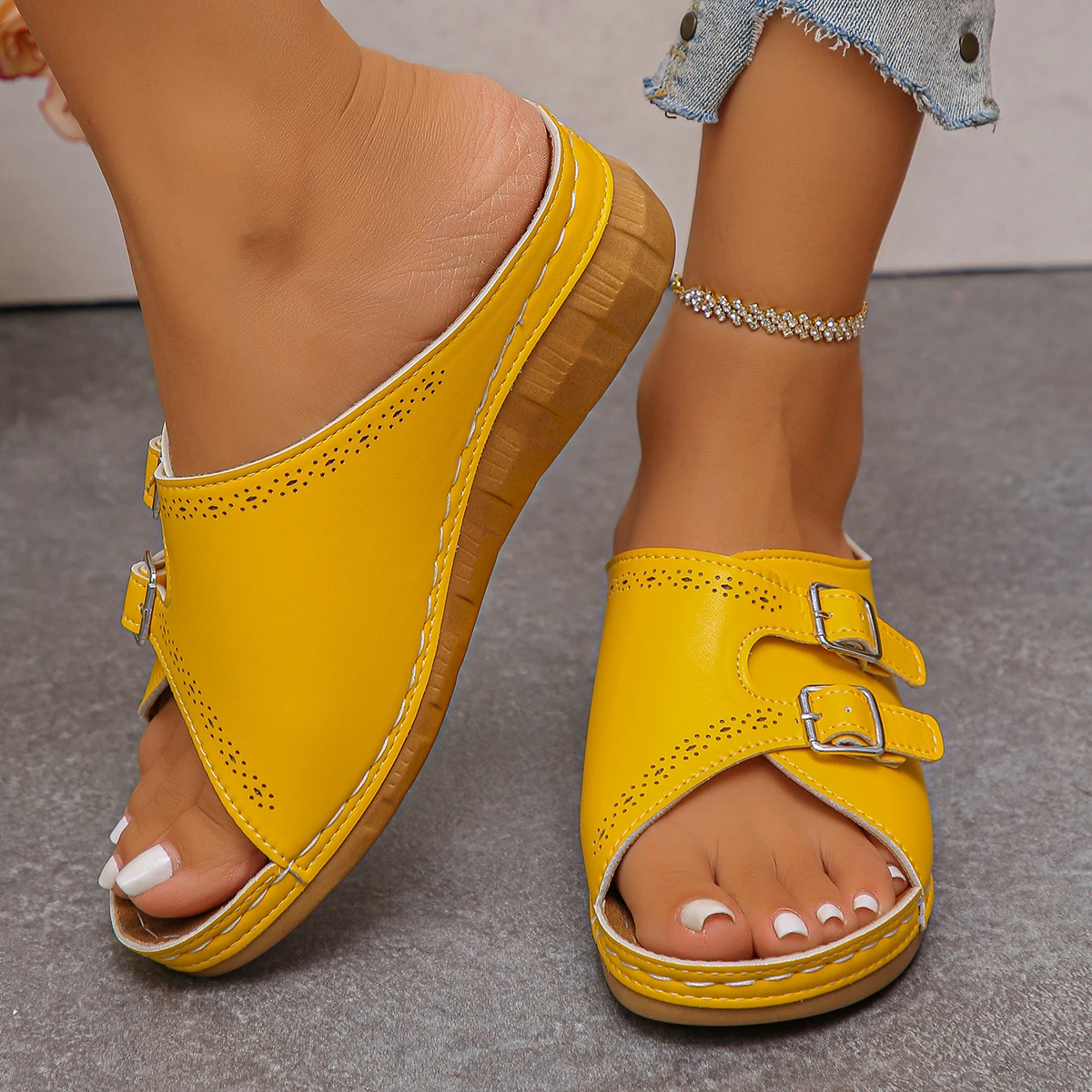 Stylische offene Keilsandalen mit Doppelschnalle, lässige Plateau-Slides, für Shopping und Alltag.