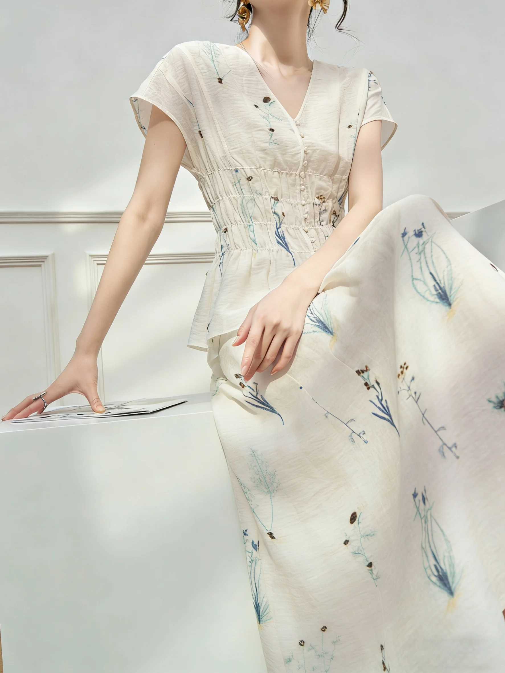 

Elegant Embroidered White Top High Waist Skirt Set Women's Fashion Spring Outfit Floral Pattern V-Neck Loose Fit Casual Wear