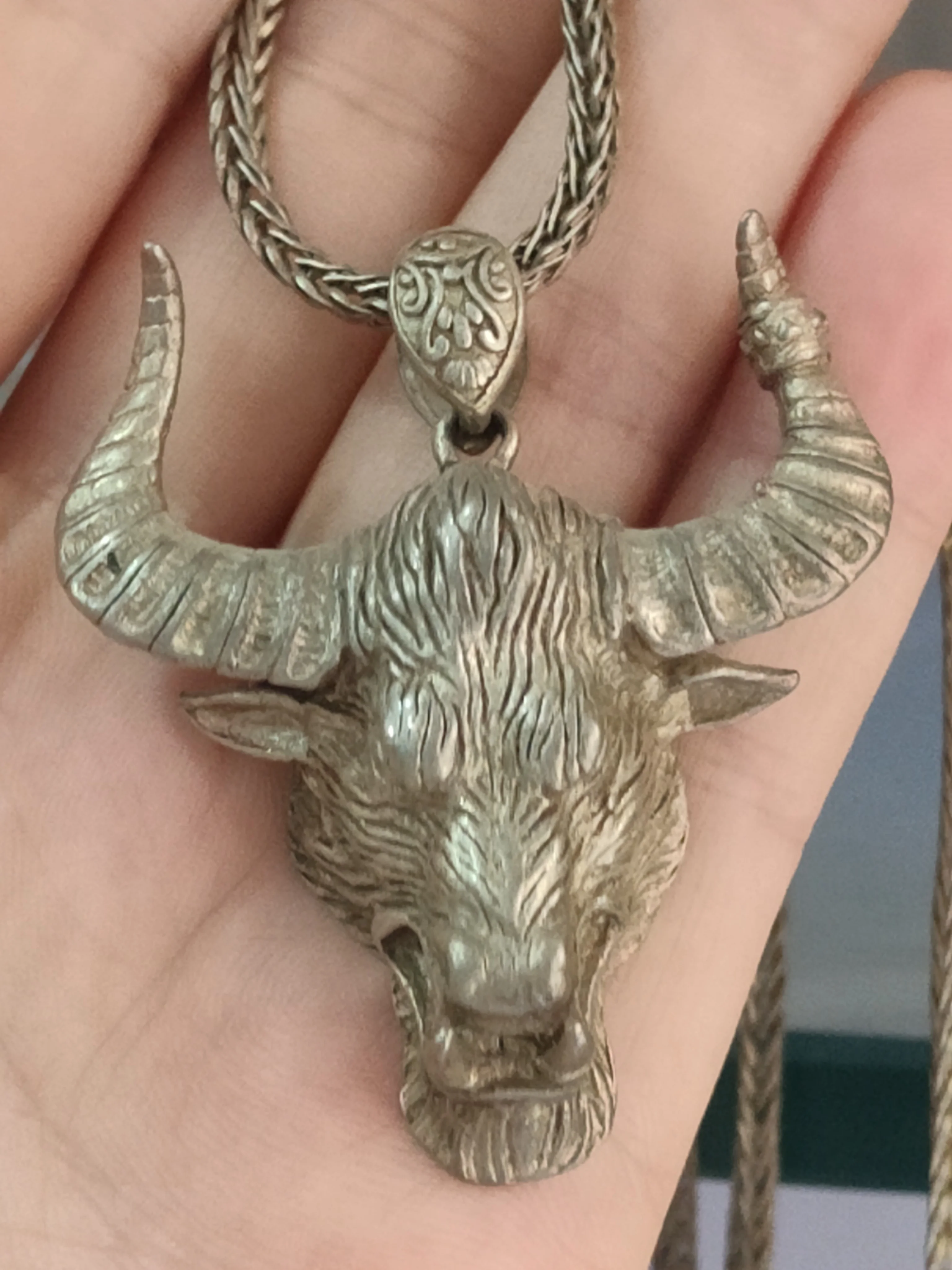 

Classical Tibetan silver bellwether pendant retro personality ethnic style Miao silver sheep head pendant China