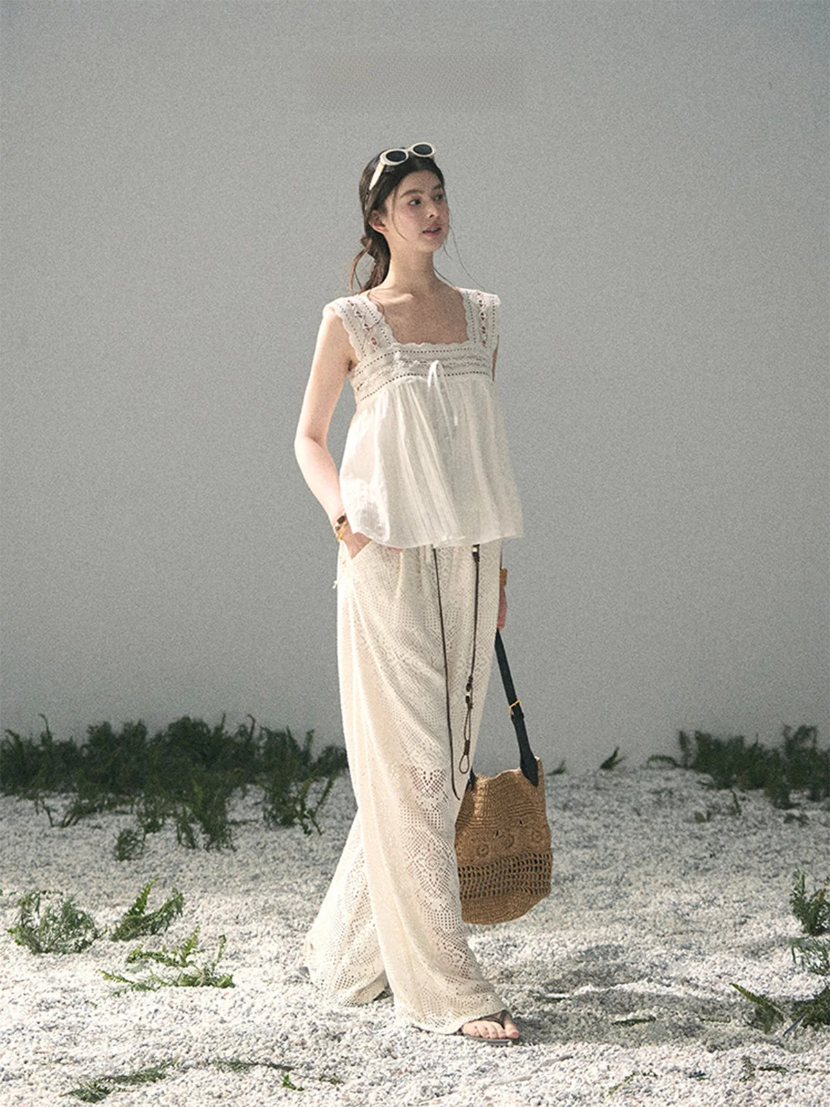 

AOMALM Lace Hollow out Square Collar Shirt Women's Summer Breathable Cotton Sleeveless Top French Style Slim Fit Summer Fashion