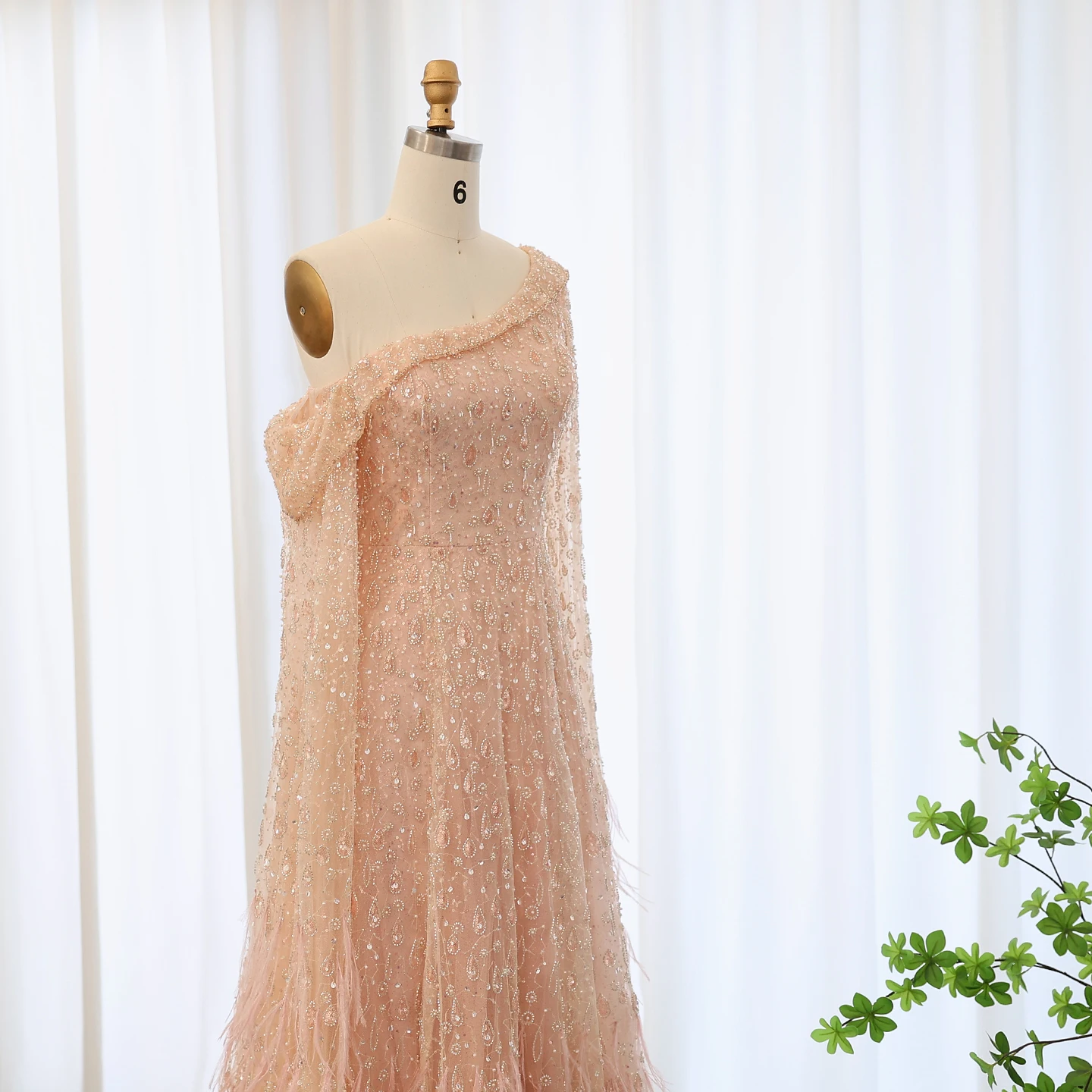 Sharon Said Luxuriöses Federkleid mit einer Schulter und Cape-Ärmeln in Roségold und Flieder für Hochzeitsfeiern, Modell SS438, Maßanfertigung – Detail 10