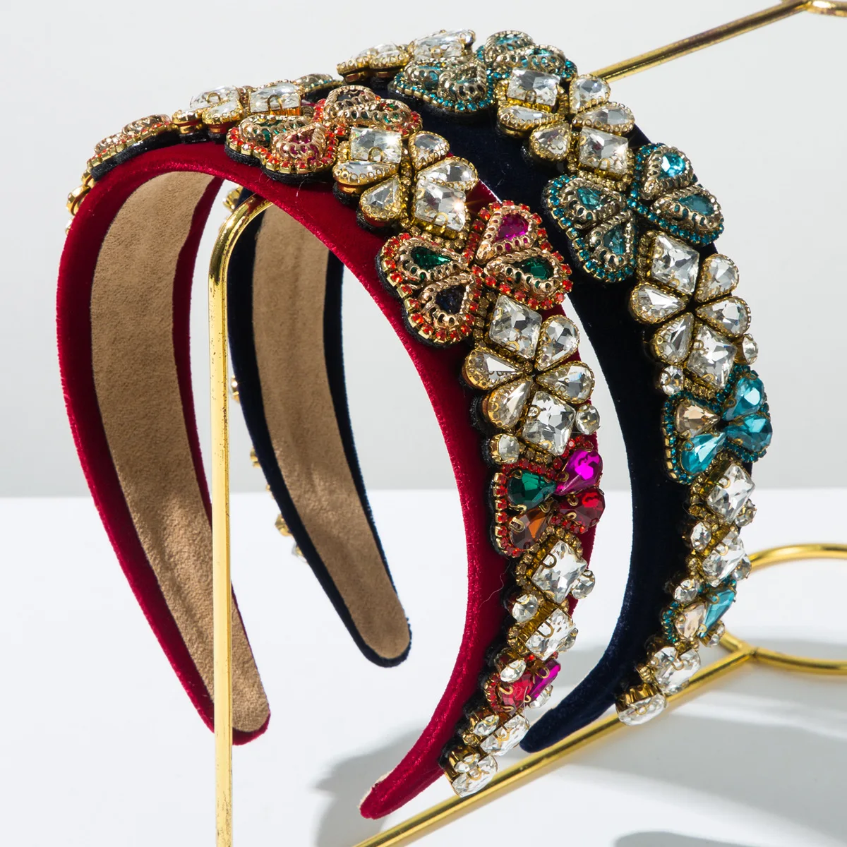 

Новая осенне-зимняя модная повязка на голову в стиле барокко с цветными стразами, ретро-аксессуар для волос с шариками, для женщин.