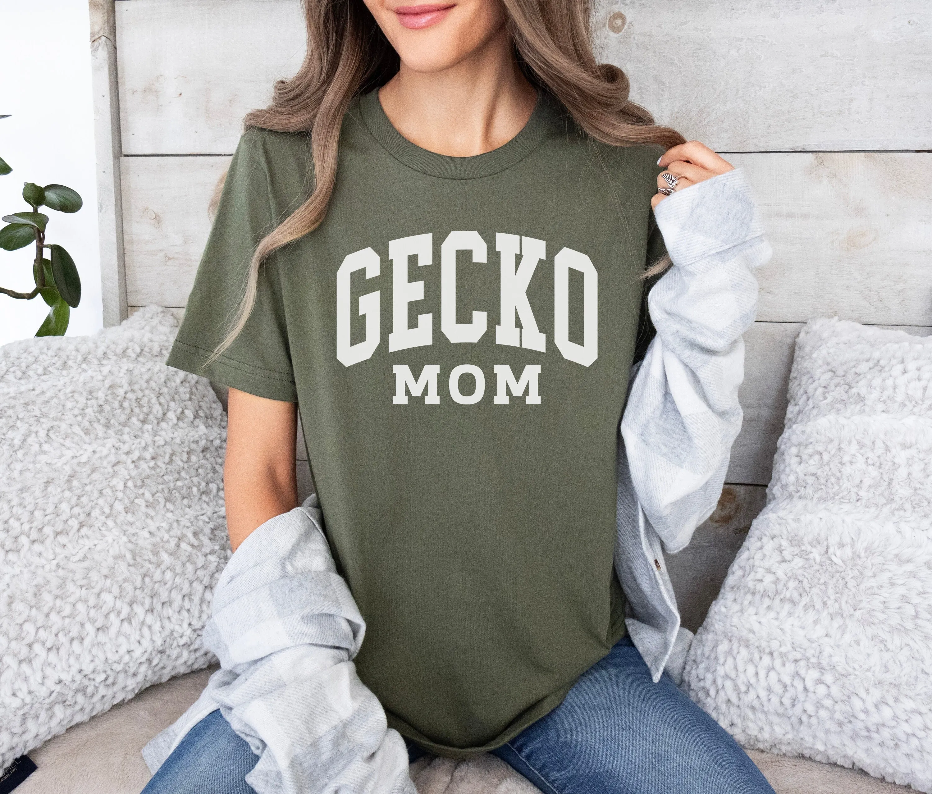 Gecko Mom T Shirt Lover Animal Mama New Pet Present For Lizard Farm Life Is Better With