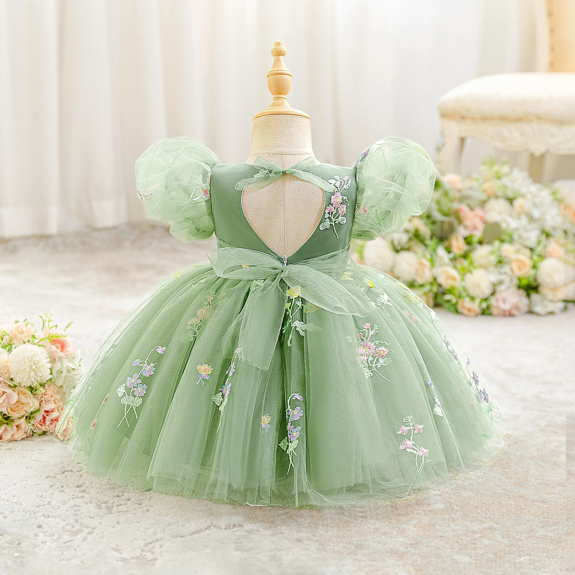 Baby Mädchen Kleid mit Blumenmuster, Puffärmel, elegantes Kleid, weißes Taufkleid, geeignet für die Versammlung von Geburtstagsfeiern – Detail 5