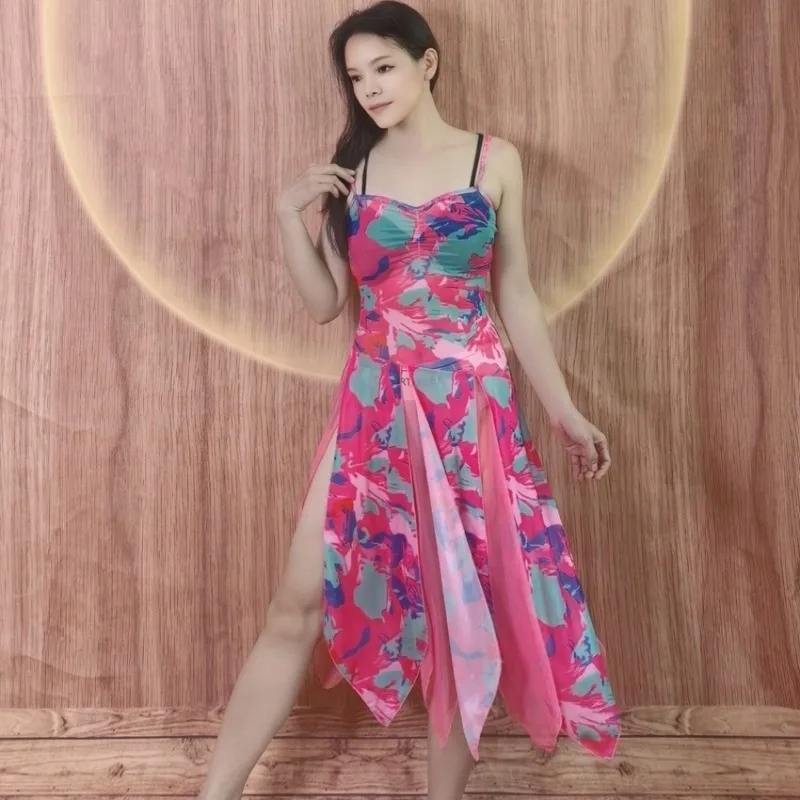 Maßgeschneiderte Swegal-Bauchtanzkostüme, orientalisches Tanzkleid, eleganter und dynamischer Trägerrock