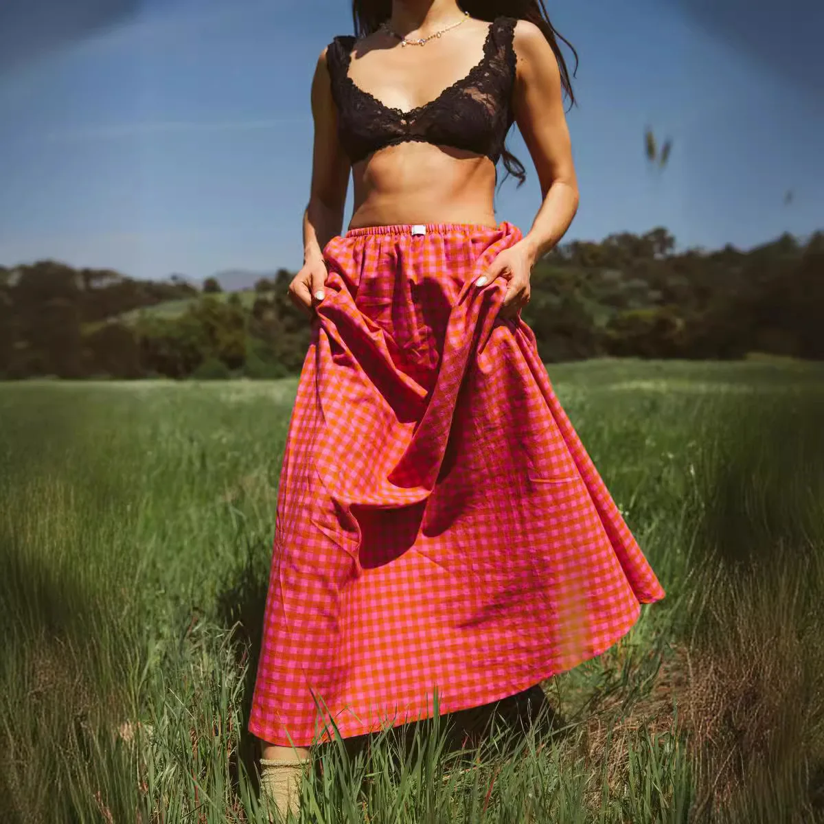 

2024 женская клетчатая длинная юбка Y2K, сексуальная юбка из полиэстера, другие материалы, 00% весенняя коллекция, модная юбка