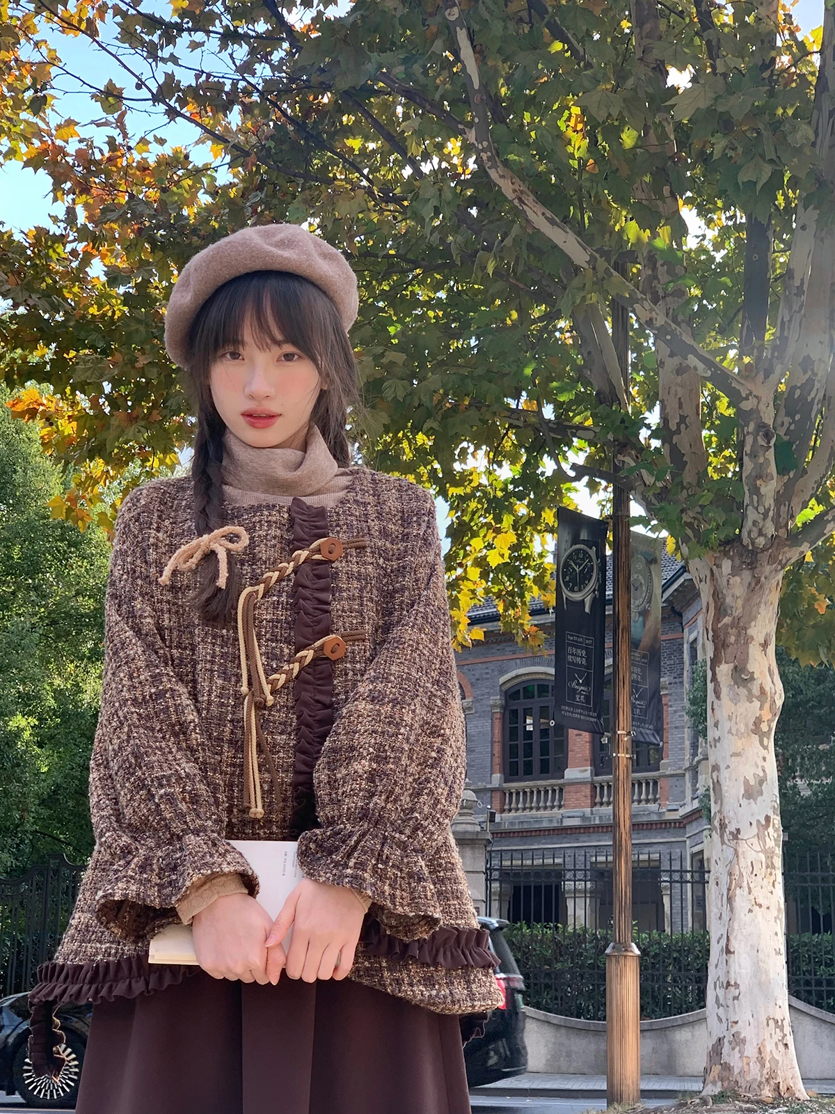 

Комплект: пальто и юбка из полиэстера с деревянной отделкой, коричневый, женский, модный, зима 2023, с длинными рукавами, круглый вырез, без капюшона