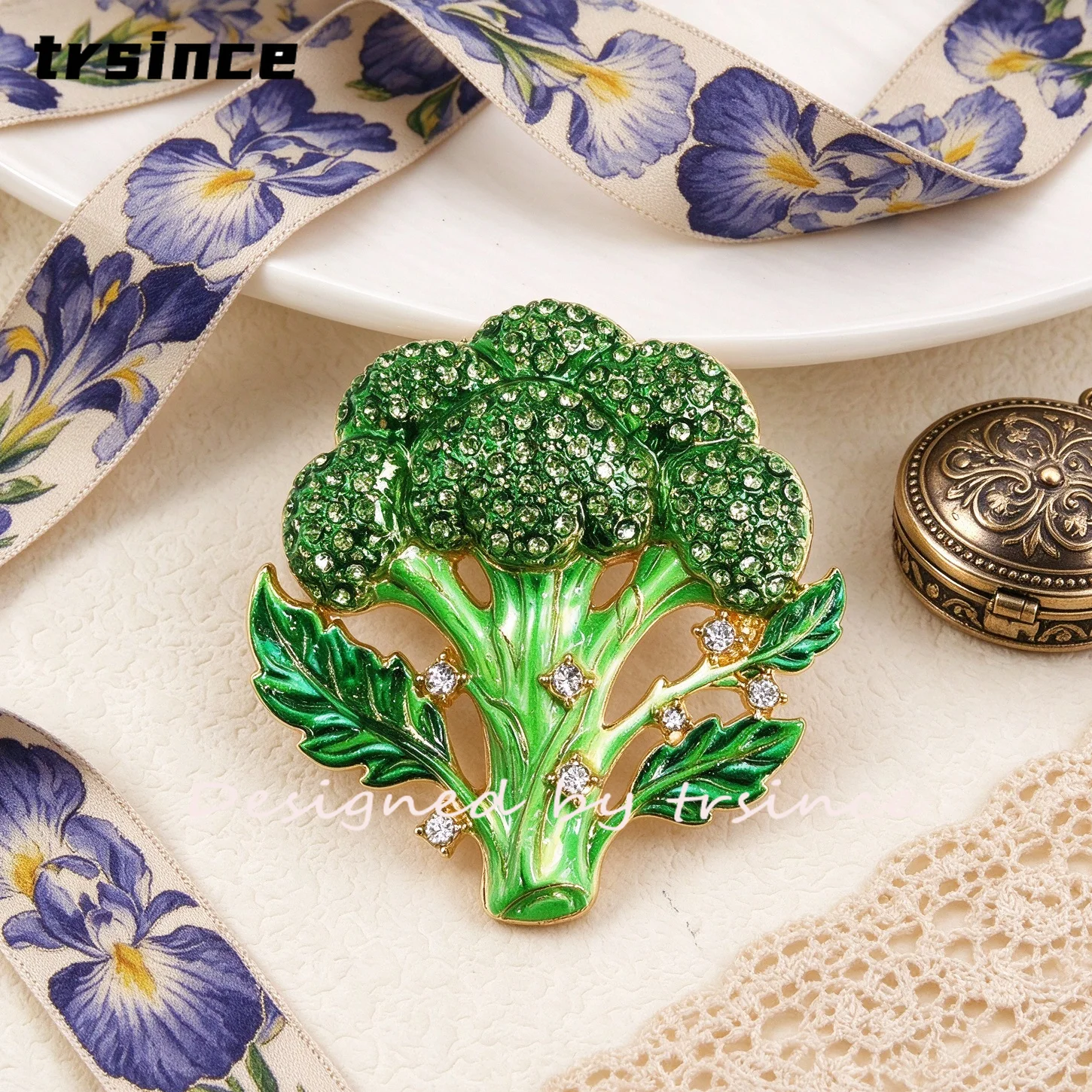Exquisite Farm Vegetable Brooch Rhinestone Enamel Broccoli Chili Pea Pumpkin Pin Cute Cartoon Veggie Pins for Party Holiday Gift