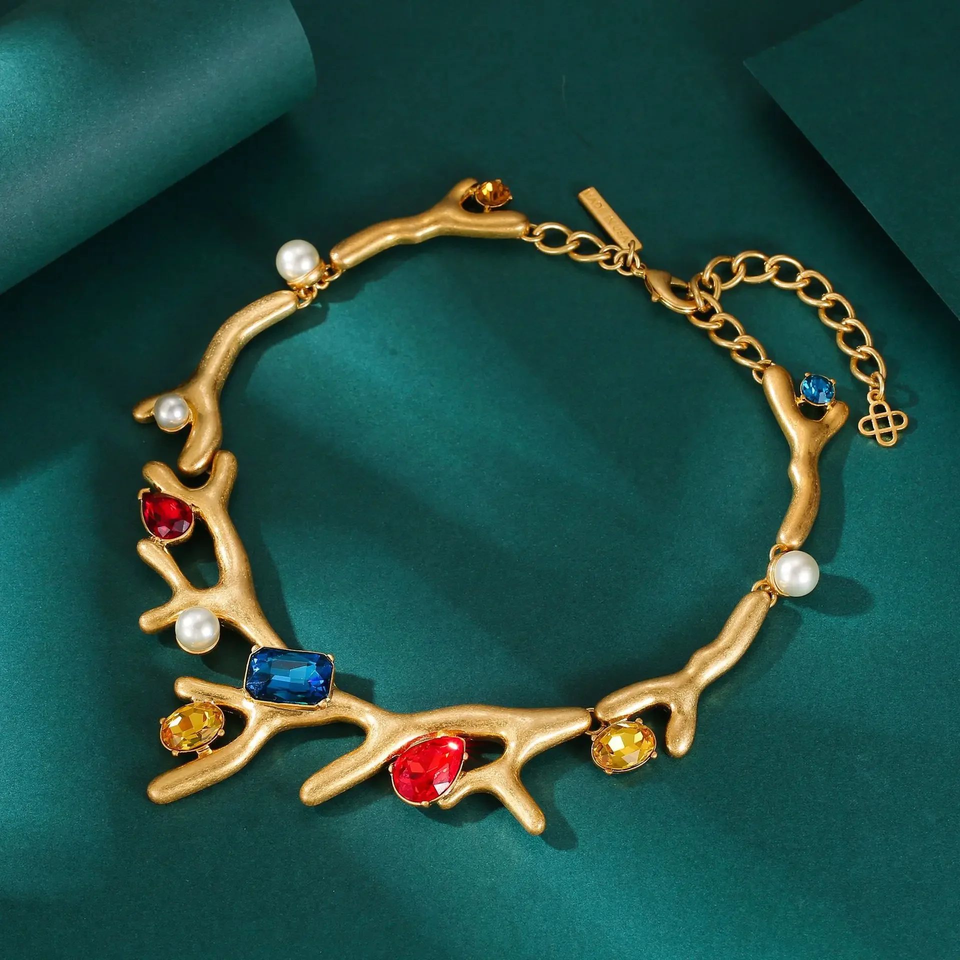 Well-known European and American Designers with The Same Color Crystal Pearl Coral Fashion Dress Clavicle Necklace