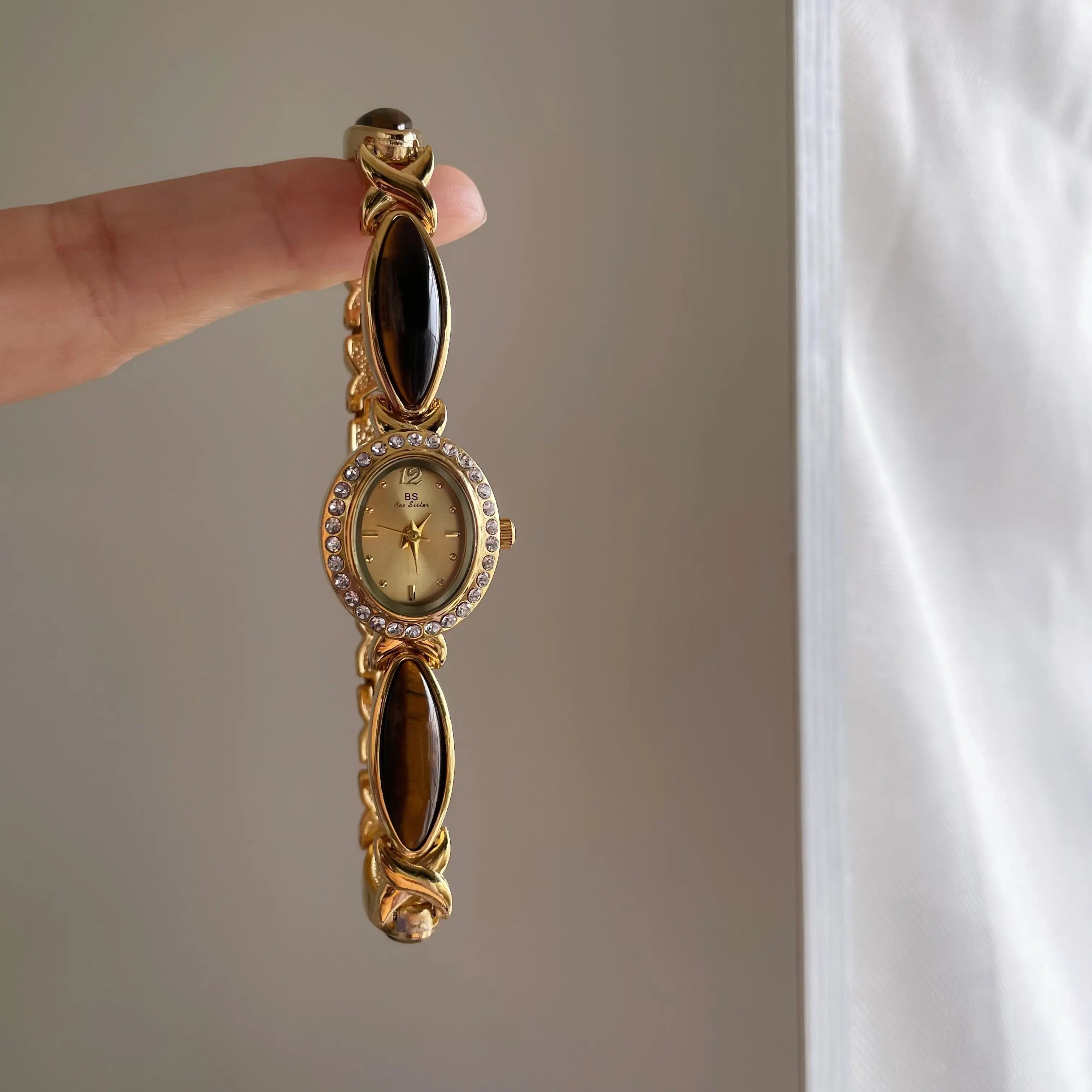 Exquisite Women'S WristwatchBracelet-Style Oval Quartz Watch, 2026 New Model, Simple And Elegant, Fashionable Quartz Wristwatch.