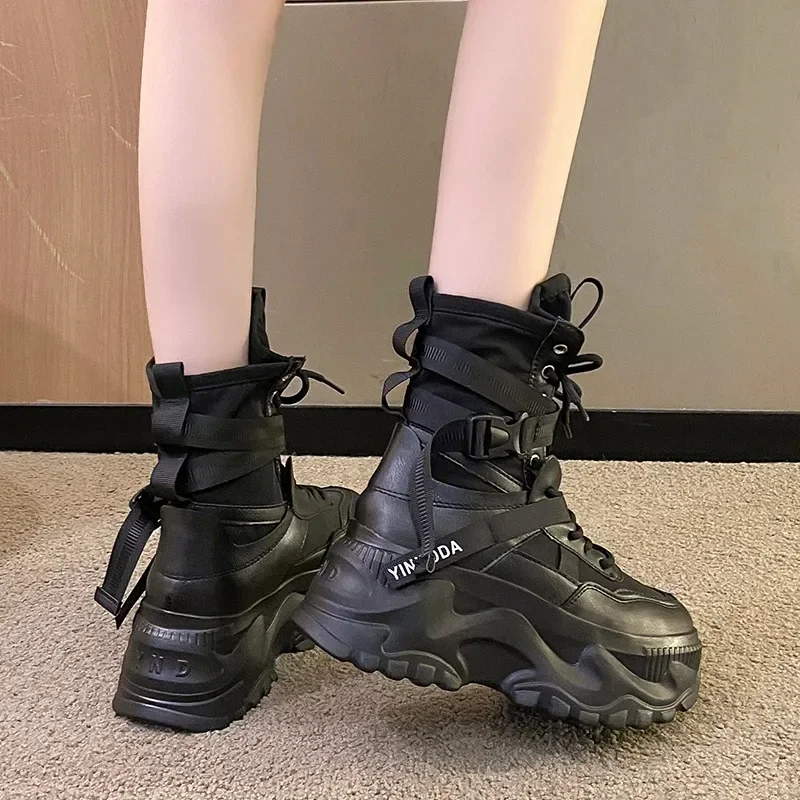 أزياء المرأة مكتنزة منصة دراجة نارية الأحذية البيضاء الدانتيل يصل سميكة القاع أحذية امرأة الخريف الشتاء الكاحل