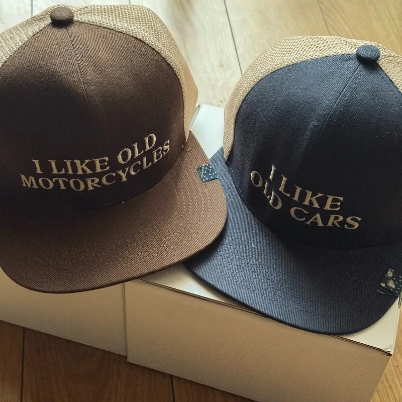 

Бейсболка VISVIM KOFU 24 ICT GOODYEAR II CAP из окрашенной в синий цвет старинной ткани с вышитой этикеткой.