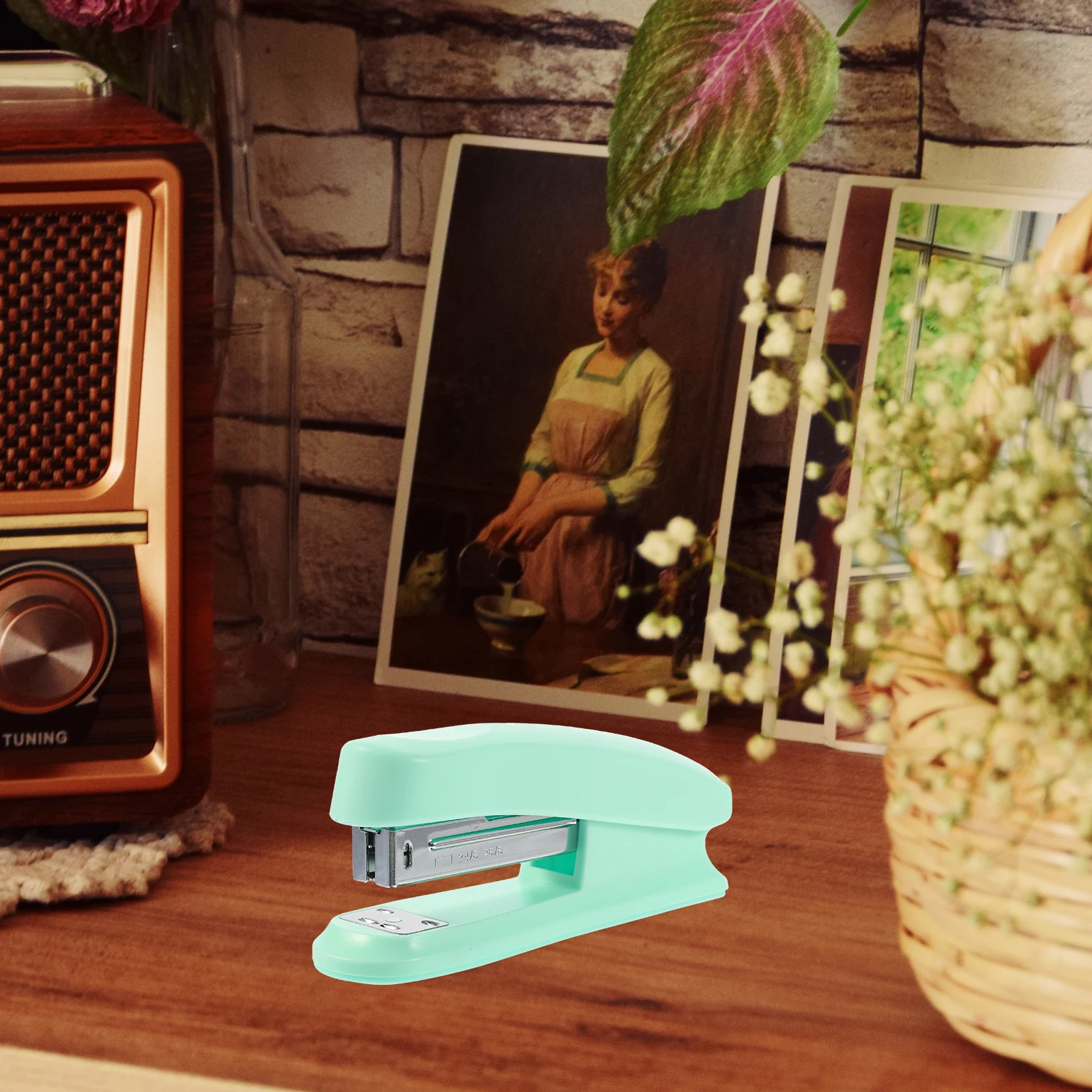 

Small Stapler Portable Office Gadgets Compact Design Heavy Duty Desktop Stapler for School Home Use Office Gadgets