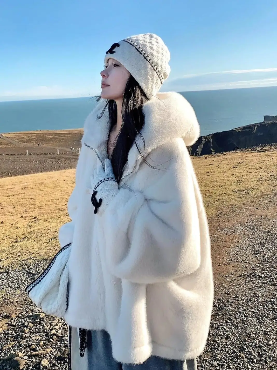 2025 nuevo abrigo de piel Thiened de longitud media para mujer, ropa de abrigo de invierno ecológica de cuero y piel intercondicionada para siesta suave