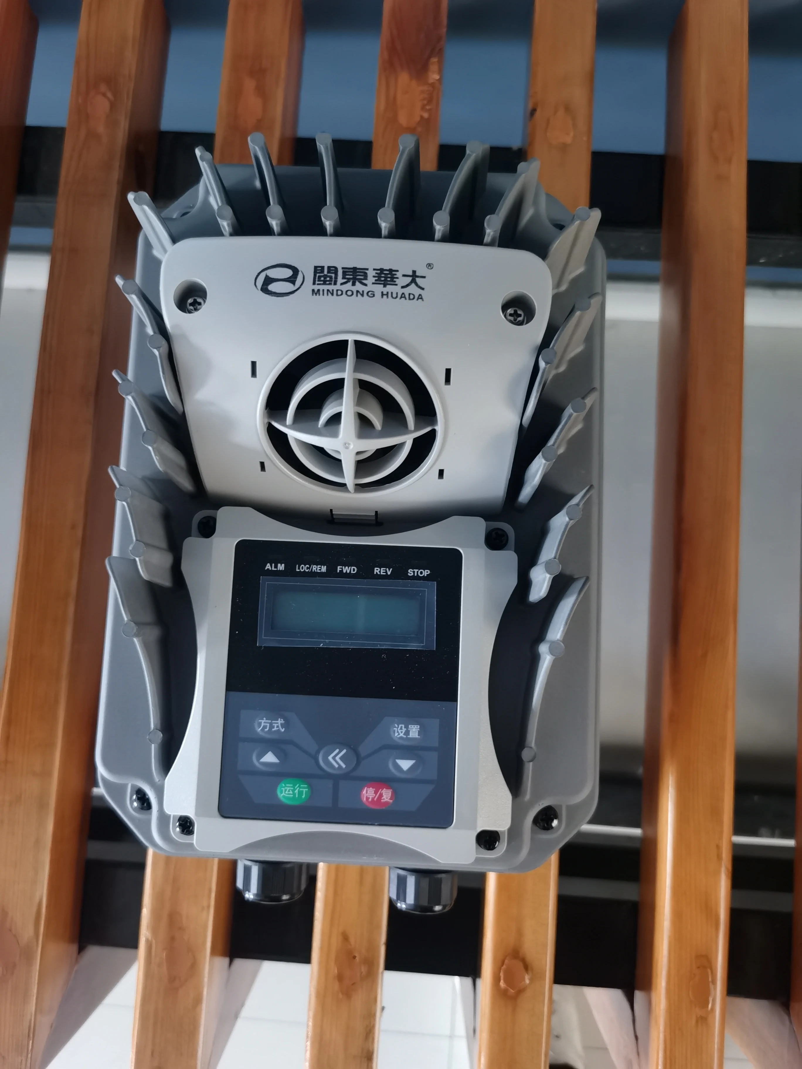 مروحة سقف صناعية عملاقة حديثة ذات حجم كبير بطول 12 قدمًا وسرعة منخفضة ومروحة سقف Hvls Ac كبيرة الحجم