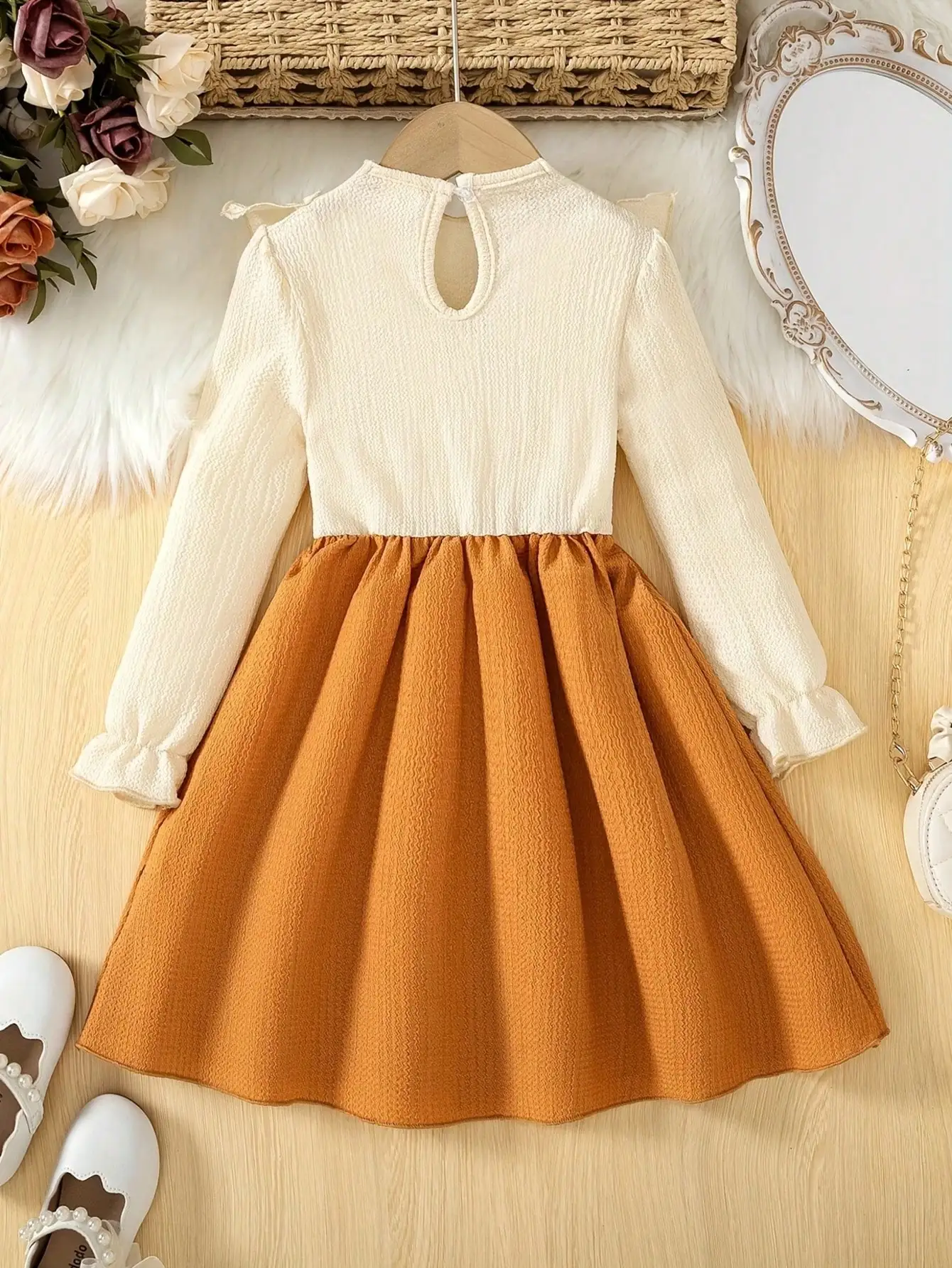 Kinderkleidung Sommermode elegantes langärmeliges Kleid mit Blumenmuster, Taillenschleifendekoration, Rüschenkragen und mittellangem Rock. – Detail 4