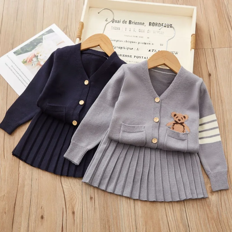 

Корейский комплект одежды для маленьких девочек на осень и зиму, вязаный кардиган с мультяшным рисунком + плиссированная короткая юбка, костюм из 2 предметов для малышей, детская одежда