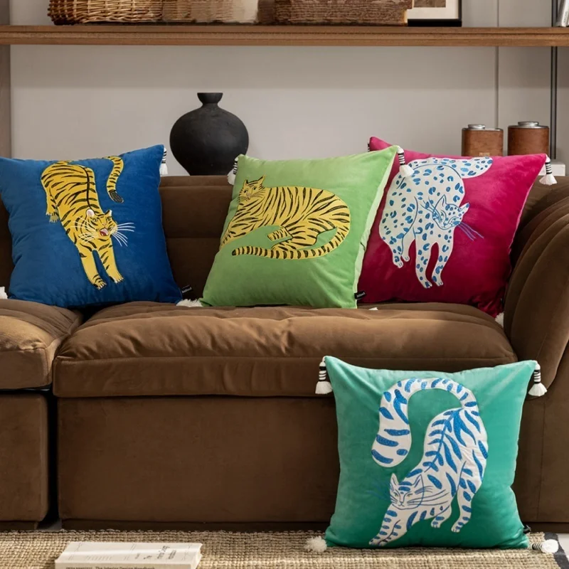 Cat TiYellow Pillows Black Leopard Embroidery Cushion Case Luxury Velvet Decorative Pillow Cover For Sofa Chair Home Decorations