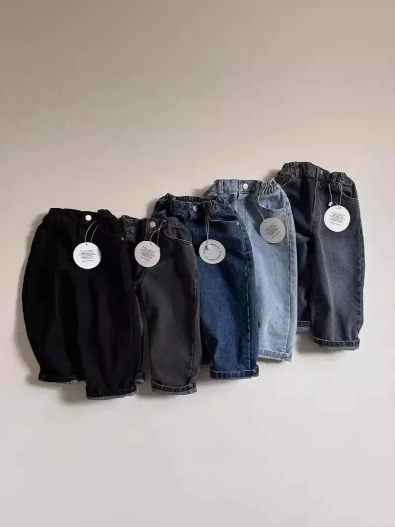 

Новинка весны 2024, свободные джинсовые брюки для малышей, однотонные повседневные брюки для мальчиков и девочек, модные универсальные джинсы, детская одежда