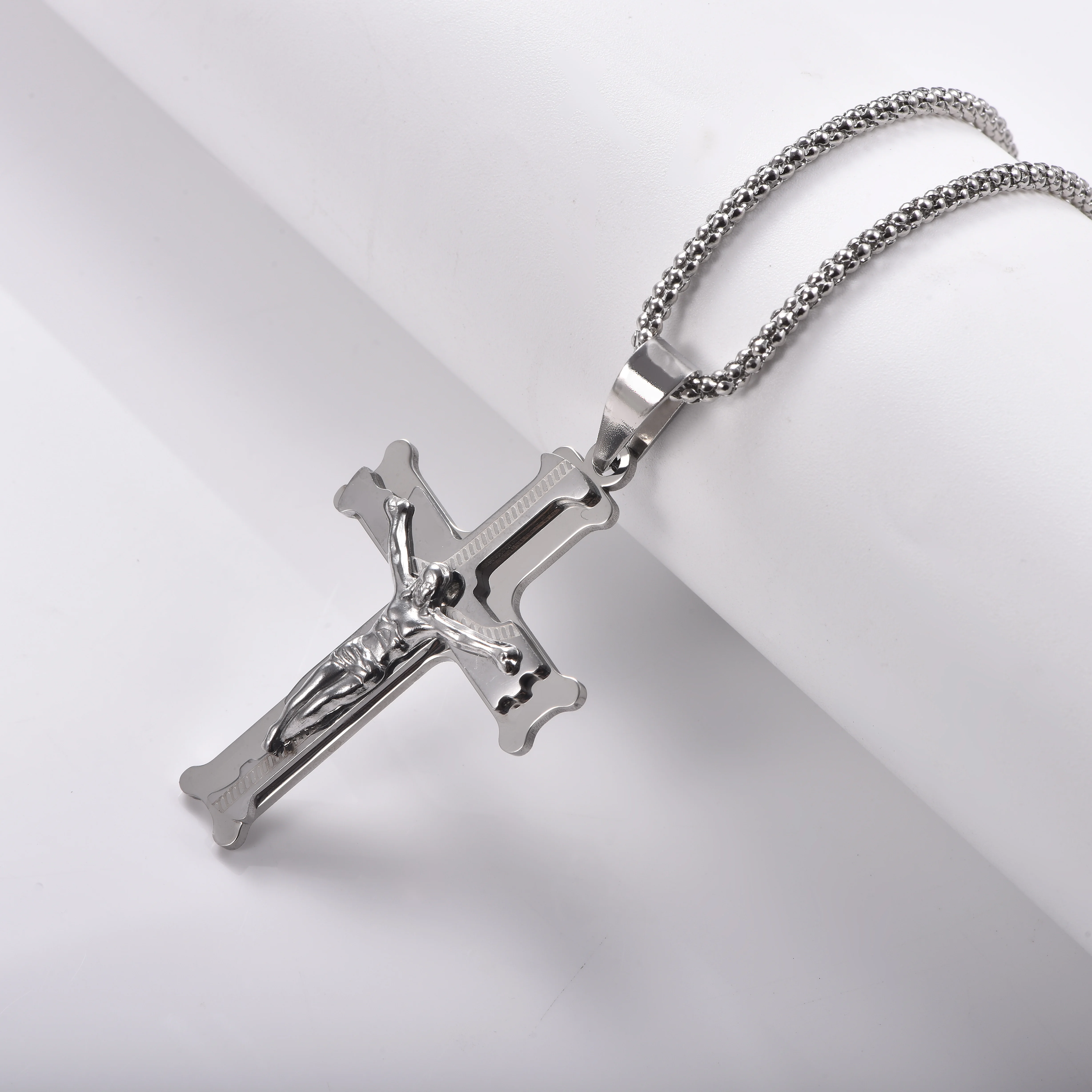 Edelstahl-Jesus-Kruzifix-Kreuzanhänger in 2 Größen, vergoldeter religiöser Kreuzanhänger, christlicher Glaubensschmuck, Geschenk – Detail 5