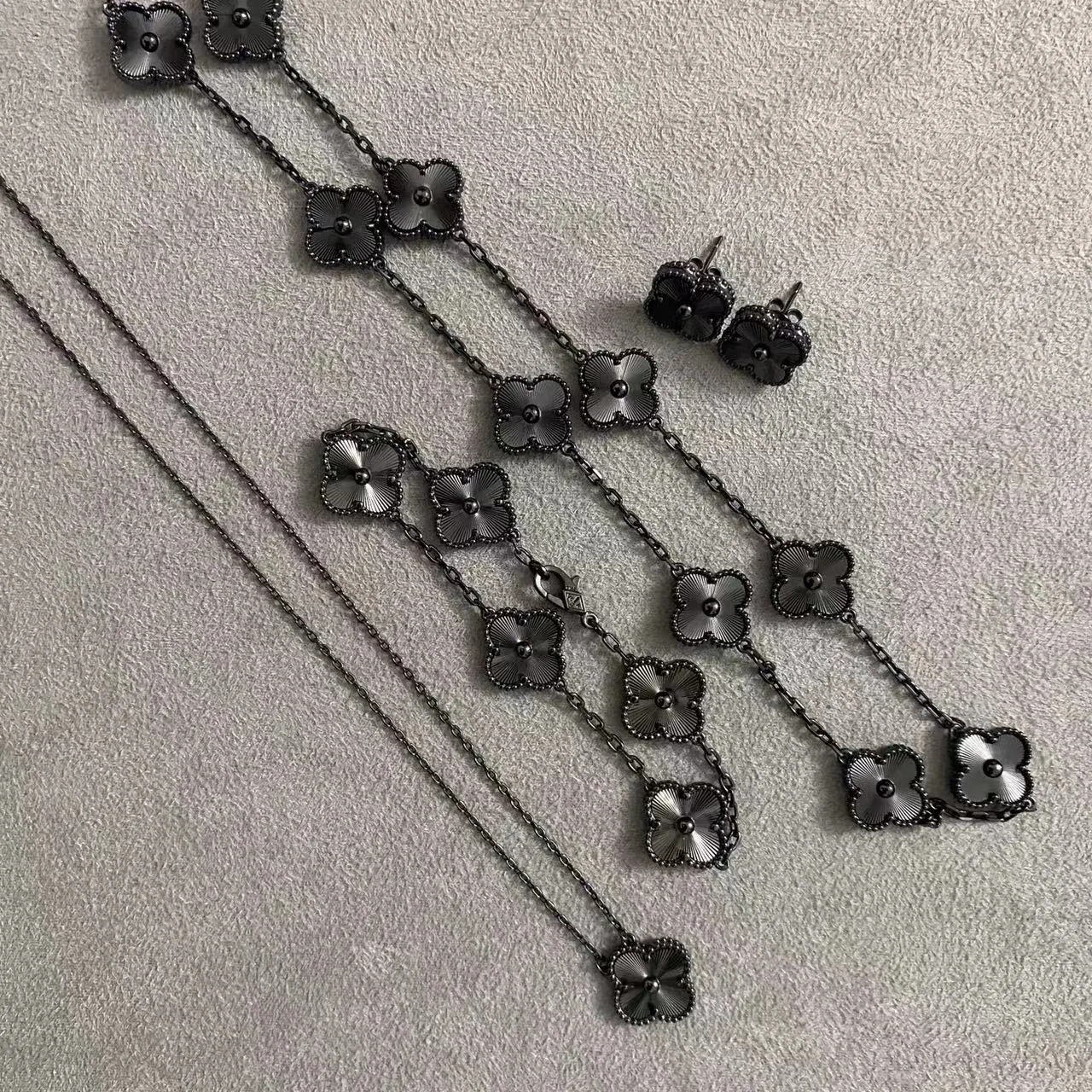 

Newly Launched Laser Jewelry Set Necklacesbracelets Earrings with Double-sided 18K Gold Collarbone Necklace Factory Wholesale