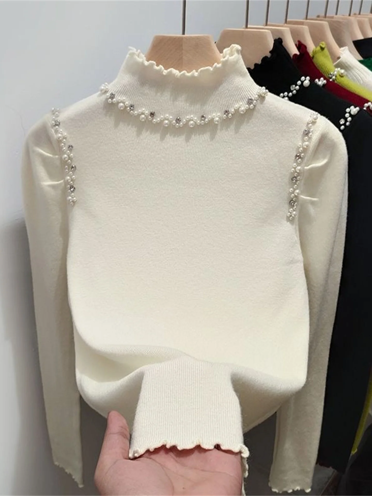 Maglione alla moda da donna con colletto alto e vestibilità slim con bordi di perle, sensazione premium, autunno inverno, abbigliamento interno