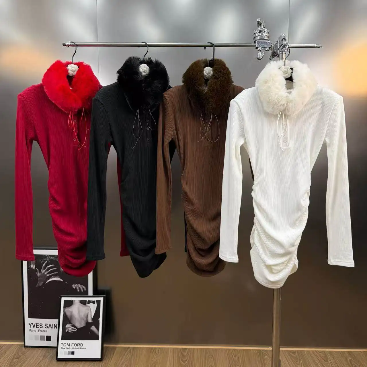 Zimowa sukienka dzianinowa z odpinanym futrzanym kołnierzem, długi rękaw, damska, zapinana na guziki, dopasowana, ocieplana, ciepła sukienka swetrowa o średniej długości.