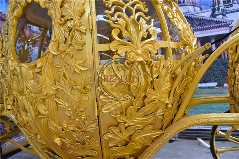 Ciotole per caramelle per cavalli reali medievali con carrozza in oro reale personalizzate OEM in vendita