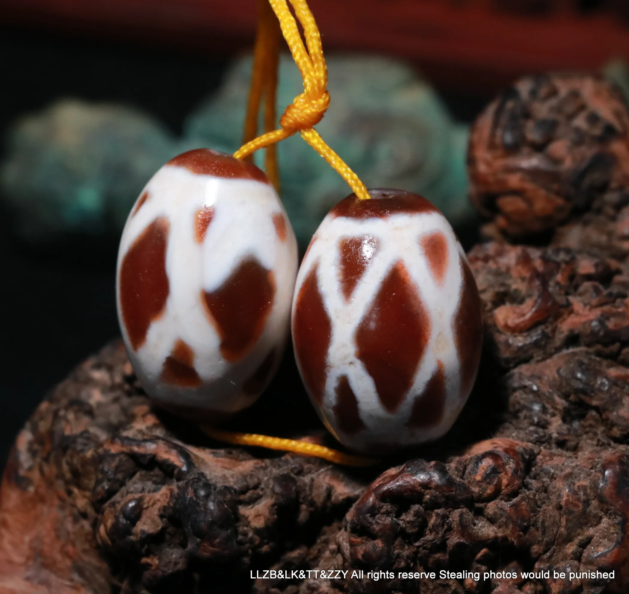 

A Pair of Magic Power Tibetan Old Agate Unique West Asia Style dZi Bead Amulet For Jewelry LKbrother Sauces Top Quality