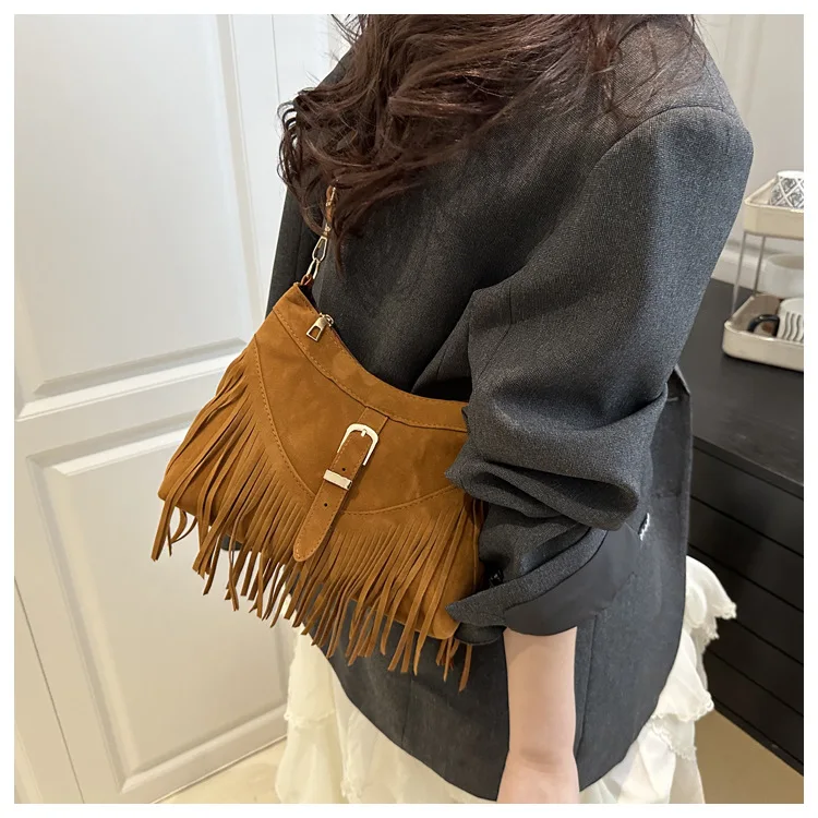 Wildleder-Umhängetaschen mit Fransen und Metallschnalle, verstellbarer Riemen, Halbmond-Umhängetasche im Western-Stil für Damen, für Reisen und den Alltag – Detail 20