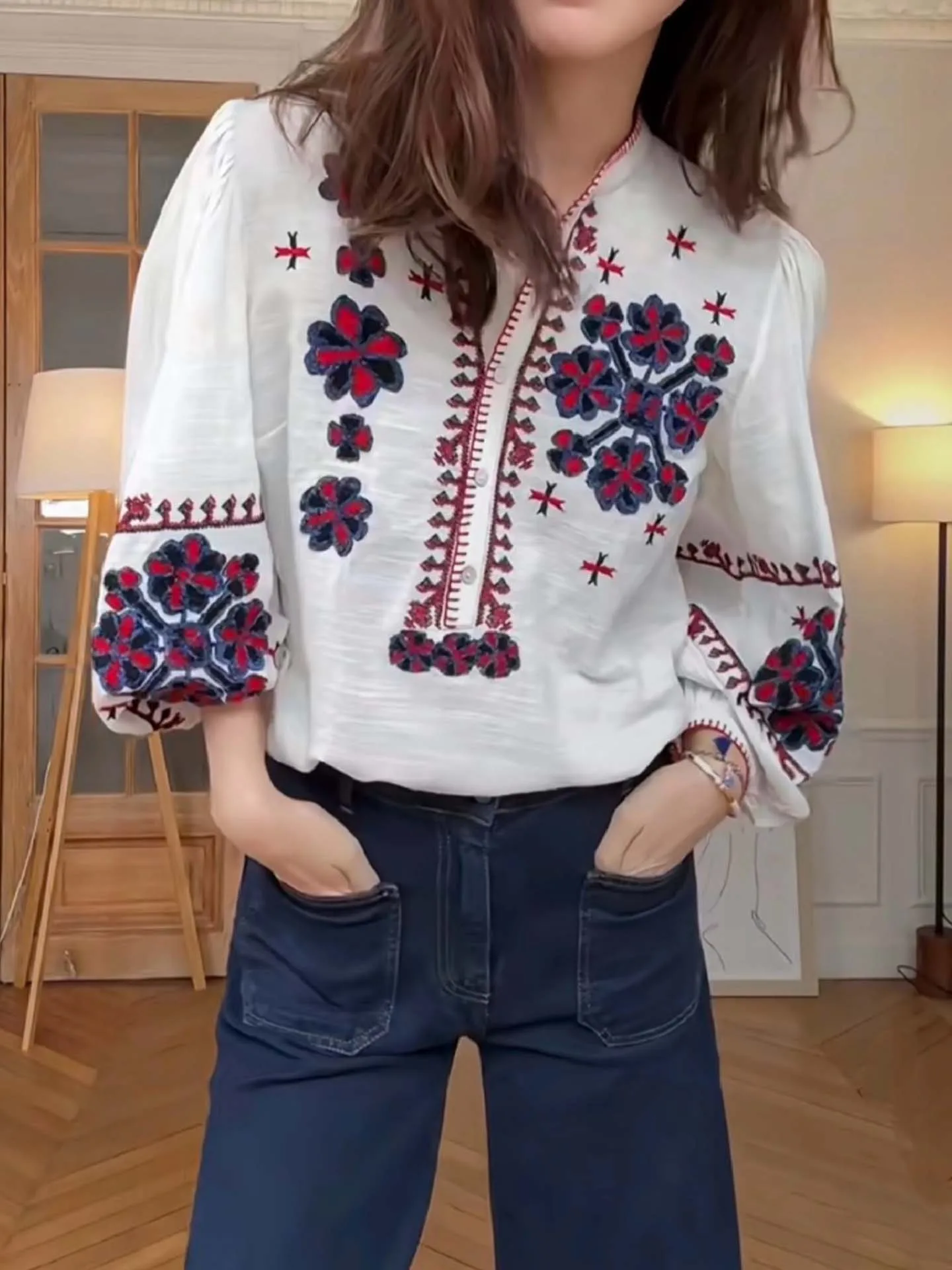 

Женская рубашка из хлопка в этническом стиле с тяжелой вышивкой, рукавами-фонариками и полуоткрытым воротником, свободного кроя, весенняя мода