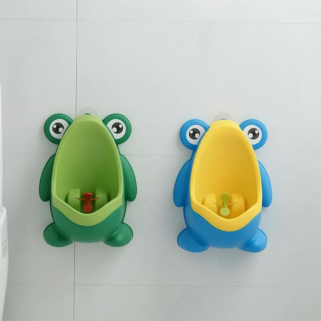urinol-masculino-montado-na-parede-para-treinamento-de-uso-do-banheiro-com-design-de-sapo-e-alvo-para-urinar-em-pe