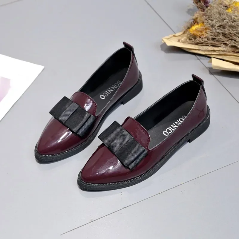 Sepatu datar wanita, sneaker Slip on padat ujung lancip mode musim semi 2024 untuk perempuan