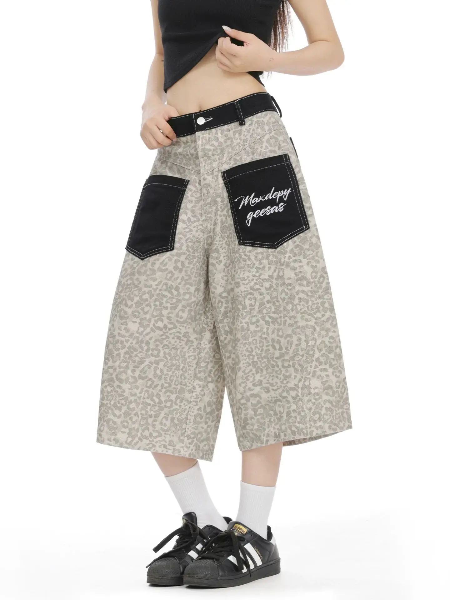 

Y2K Leopard Print Patch Pocket Denim Cropped Pants Retro Loose Wide Leg Straight Leg Mid Length Shorts for Women