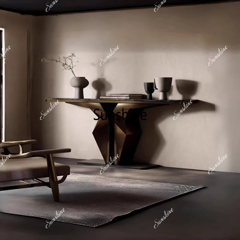 

Роскошный каменный шкаф для прихожей, расположенный напротив двери, с перегородкой и платформой для хранения вещей, видимой из конца коридора.