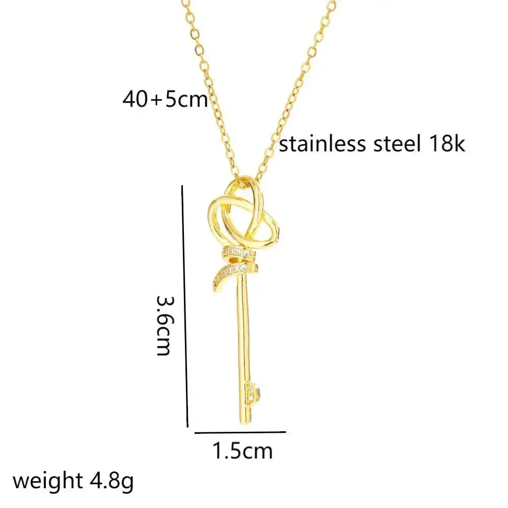 Una chiave con linee intrecciate, una collana da donna con nodo in acciaio al titanio semi-diamante versatile e alla moda