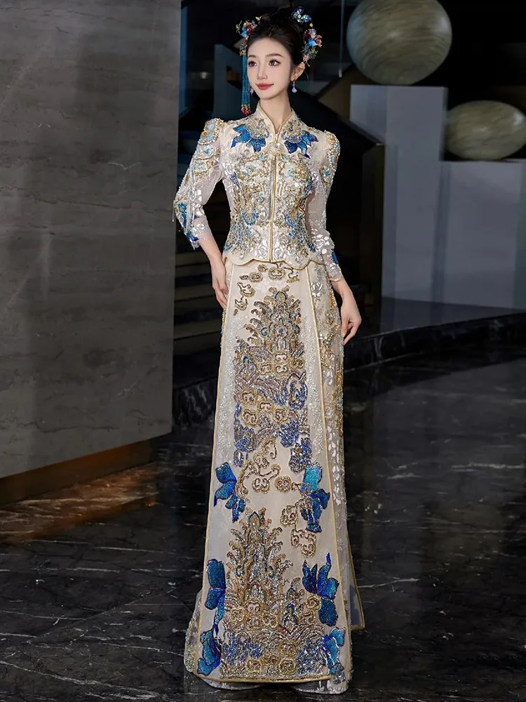 

A new style of blue wedding dress with Chinese-style bride's phoenix crown red dragon and toasting