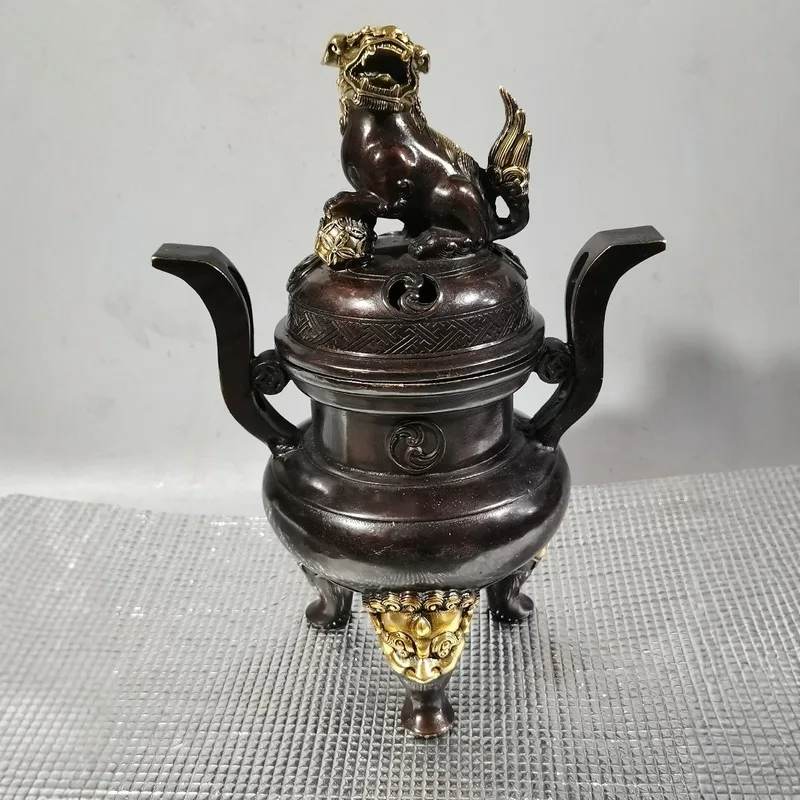 Gilt copper three-legged lion with a rosette lid, incense burner, home decoration, antique copperware collection