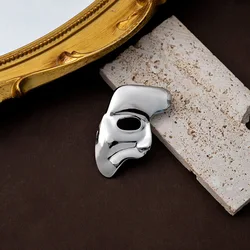 Retro Half Masquerade Mask Metal Brooch Stainless Steel Simple Gothic Brooch Vintage Suit Accessories Designer High-end Jewelry