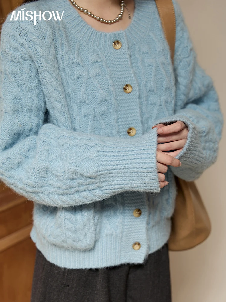 MISHOW 가디건 여성 2025 가을 겨울 패션 연한 파란색 레트로 크루넥 니트 스웨터 캐주얼 루즈 포켓 탑 MXE49Z2614