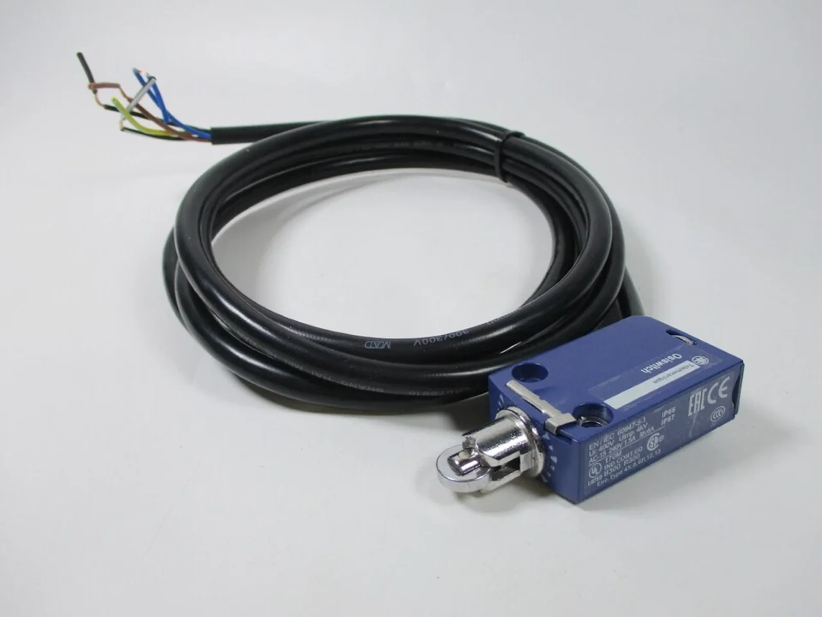 XCMD2118L1 = ZCMD21 + ZCE01 + ZCY18 + ZCMC21L1 travel switch metal, plastic roller lever, 1NC+1NO, snap action, 1 m cable